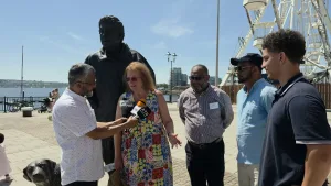 বৃটেনের ওয়েলসের প্রথম ফার্স্ট মিনিস্টার ডিভলিউশনের জনক" রডরি মর্গানের স্ট্যাচু কার্ডিফে নির্মিত