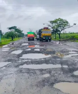 খুলনা -মোংলা মহাসড়কের ২০ কিমিঃ বেহাল দশা দুর্ঘটনা আর ভোগান্তির নতুন নাম