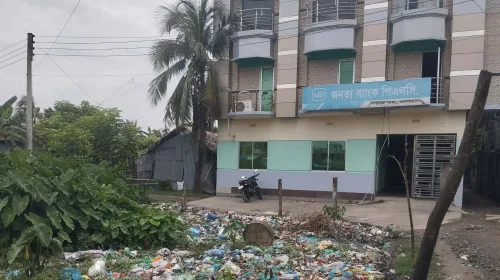 দিগরাজ ব্যাংক রোড জনতা ব্যাংকের সামনে ময়লা- আবর্জনা ফেলায় দুর্গন্ধে জনদুর্ভোগ চরমে