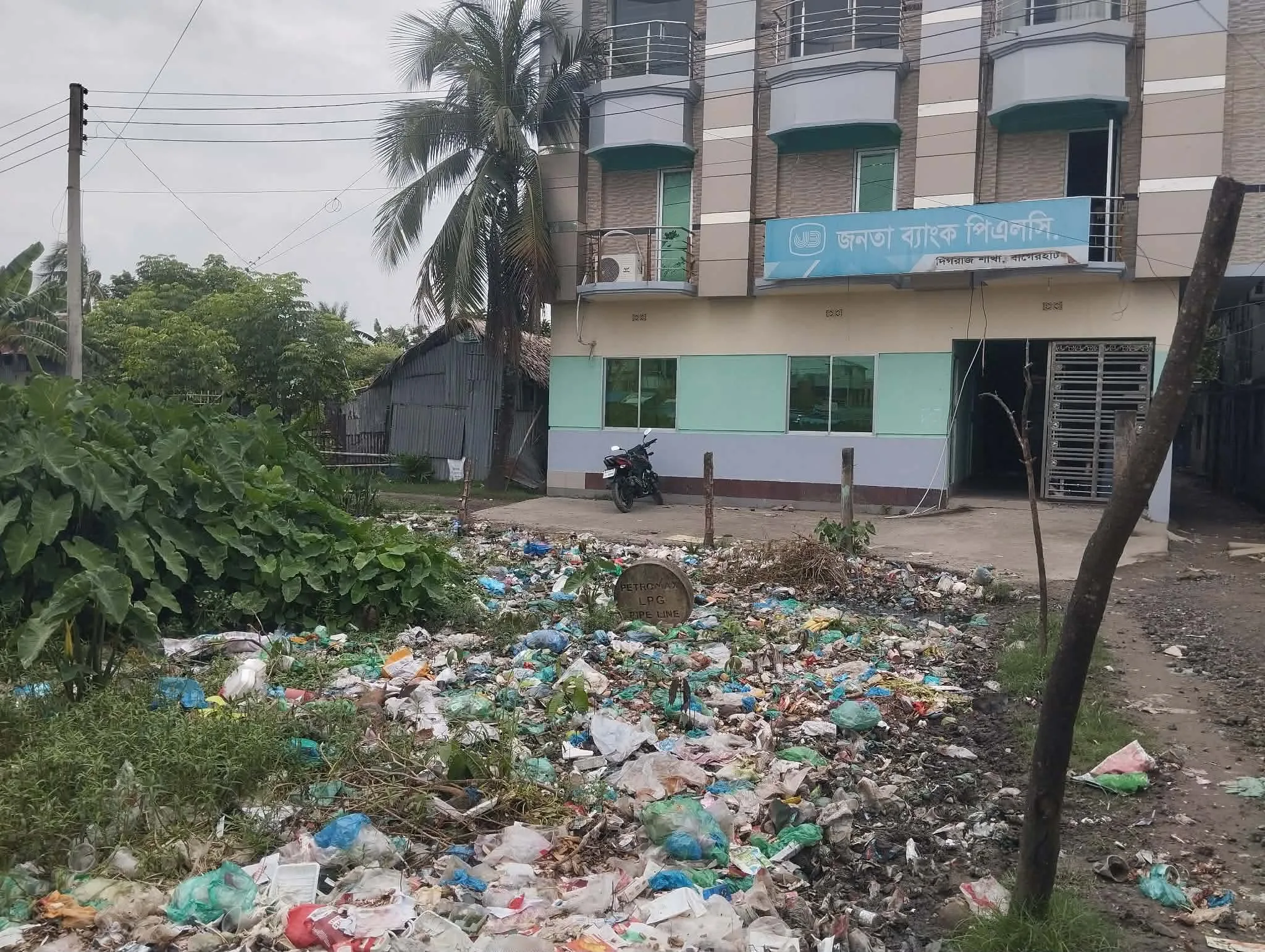 দিগরাজ ব্যাংক রোড জনতা ব্যাংকের সামনে ময়লা- আবর্জনা ফেলায় দুর্গন্ধে জনদুর্ভোগ চরমে