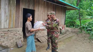 রাঙ্গামা&zwnj;টি&zwnj;তে ভারীবর্ষণে ক্ষতিগ্রস্ত পরিবারের মাঝে সেনাবাহিনীর ত্রাণ সামগ্রী বিতরণ