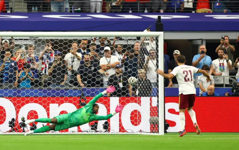 সকার ফুটবল - ফিফা বিশ্বকাপ 2026 - সেমিফাইনাল - ফ্রান্স বনাম স্পেন - ডালাস স্টেডিয়াম, আর্লিংটন, টেক্সাস, ইউএস - 14 জুলাই, 2026 স্পেনের মিকেল ওয়ারজাবাল পেনাল্টি স্পট থেকে তাদের প্রথম গোলটি করেছেন REUTERS/Hannah Mckay TPX ছবিগুলি