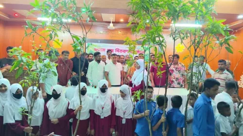 খুলনার ফুলতলা উপজেলায় বৃক্ষরোপন কর্মসূচিতে জেলা পরিষদ প্রশাসক মনিরুল হাসান বাপ্পী বলেন জলবায়ু পরিবর্তনের বিরূপ প্রভাব মোকাবিলায় ও প্রাকৃতিক দুর্যোগে ক্ষয়ক্ষতিরোধে বৃক্ষরোপণ করুন