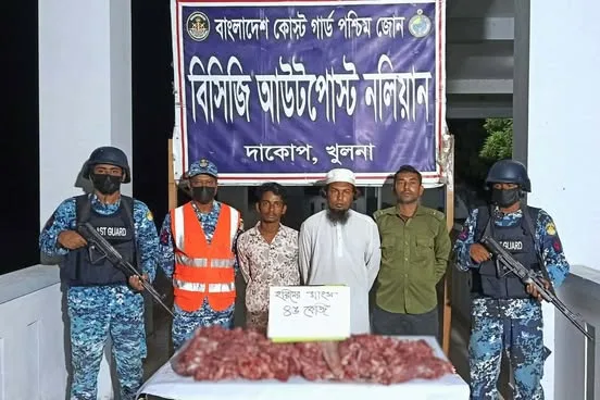 সুন্দরবনের নলিয়ানে কোস্ট গার্ডের পৃথক দুটি অভিযানে হরিণের মাংসসহ দুইজন শিকারী আটক