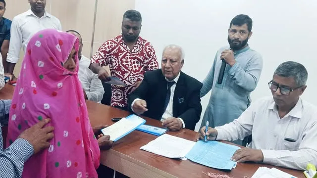 বিআরটিএর দালাল এখন জেলা পরিষদের দৈনিক মজুরি (হিসাব সহায়ক) সংবাদ প্রকাশে ভিন্ন প্রতিক্রিয়া রতনের।