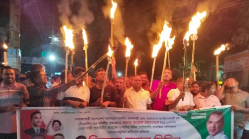 চাঁপাইনবাবগঞ্জে স্বেচ্ছাসেবক দলের মশাল মিছিল, এনসিপির বক্তব্যের প্রতিবাদ