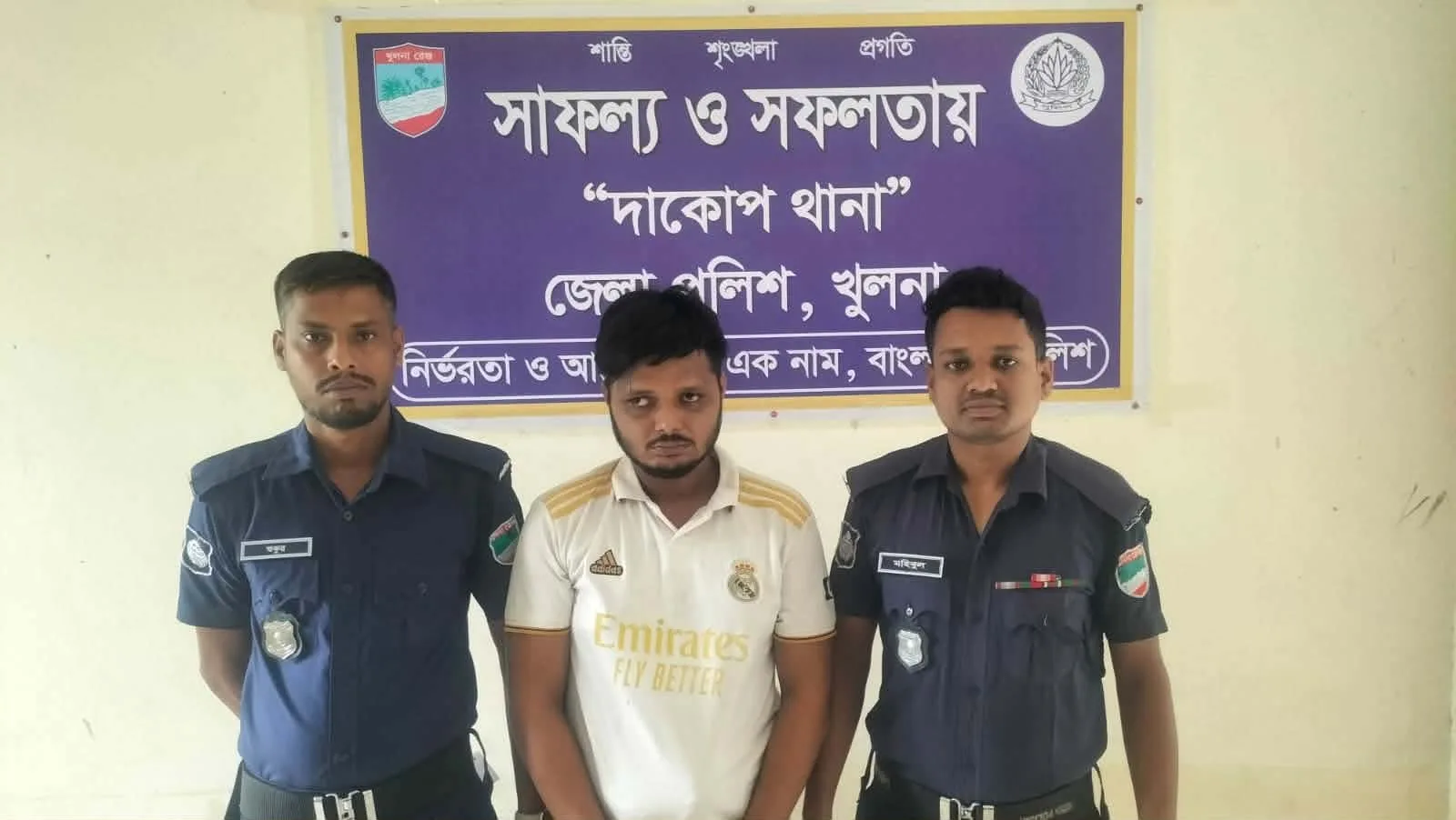 দাকোপে পুলিশের অভিযানে ইয়াবা ট্যাবলেটসহ শুভ আহমেদ (২৮) নামের এক যুবক আটক