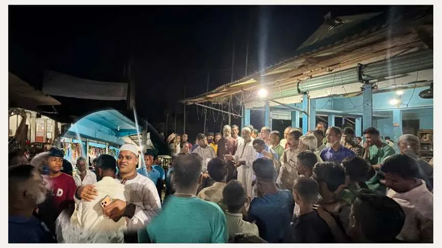 বাংলাবাজার ইউনিয়নের বাঘমারা বাজারে গনসংযোগ করছেন চেয়ারম্যান পদপ্রার্থী মো: আব্দুল আজিজ