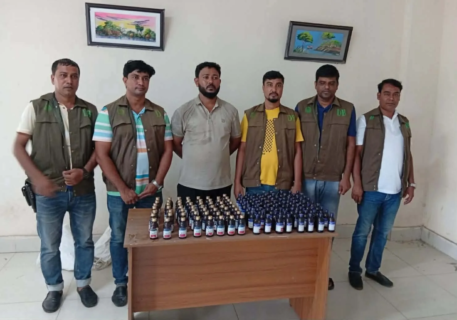 কোটচাঁদপুরে ডিবি পুলিশের হাতে সাবেক পুলিশ সদস্য মাদক সহ আটক