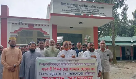 নওগাঁর আত্রাইয়ে ক্লাস চালু অবস্থায় ছাত্রীর অভিভাবক কর্তৃক শিক্ষকের উপর হামলা।