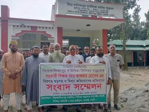 নওগাঁর আত্রাইয়ে ক্লাস চালু অবস্থায় ছাত্রীর অভিভাবক কর্তৃক শিক্ষকের উপর হামলা।