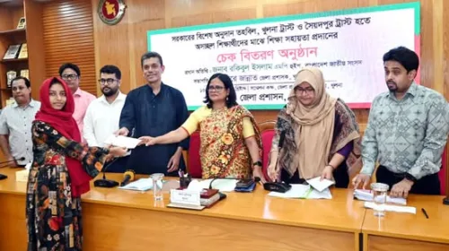 খুলনায় গরিব মেধাবী শিক্ষার্থীদের মাঝে শিক্ষা উপকরন ও চেক বিতরণ