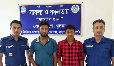 দাকোপে মোবাইলে অনলাইন জুয়া খেলা অবস্থায় পুলিশের অভিযানে