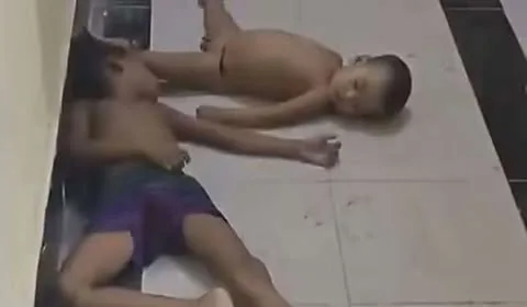 সুনামগঞ্জের তাহিরপুরে তিন সন্তানকে নিয়ে কীটনাশক পান করেছেন এক বাবা। এতে তিন শিশুর মৃত্যু হয়েছে। গুরুতর অসুস্থ অবস্থায় ওই বাবাকে সিলেট এমএজি ওসমানী
