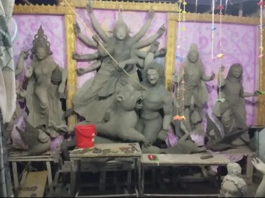 দাকোপে দুর্গোৎসবকে কেন্দ্র করে পূজা মণ্ডপে এখন দেবী দুর্গার প্রতিমা