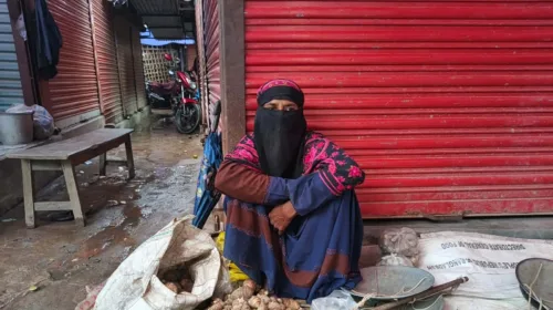 উঠানের সবজি বিক্রিই ভরসা লাইলী বেগমের
