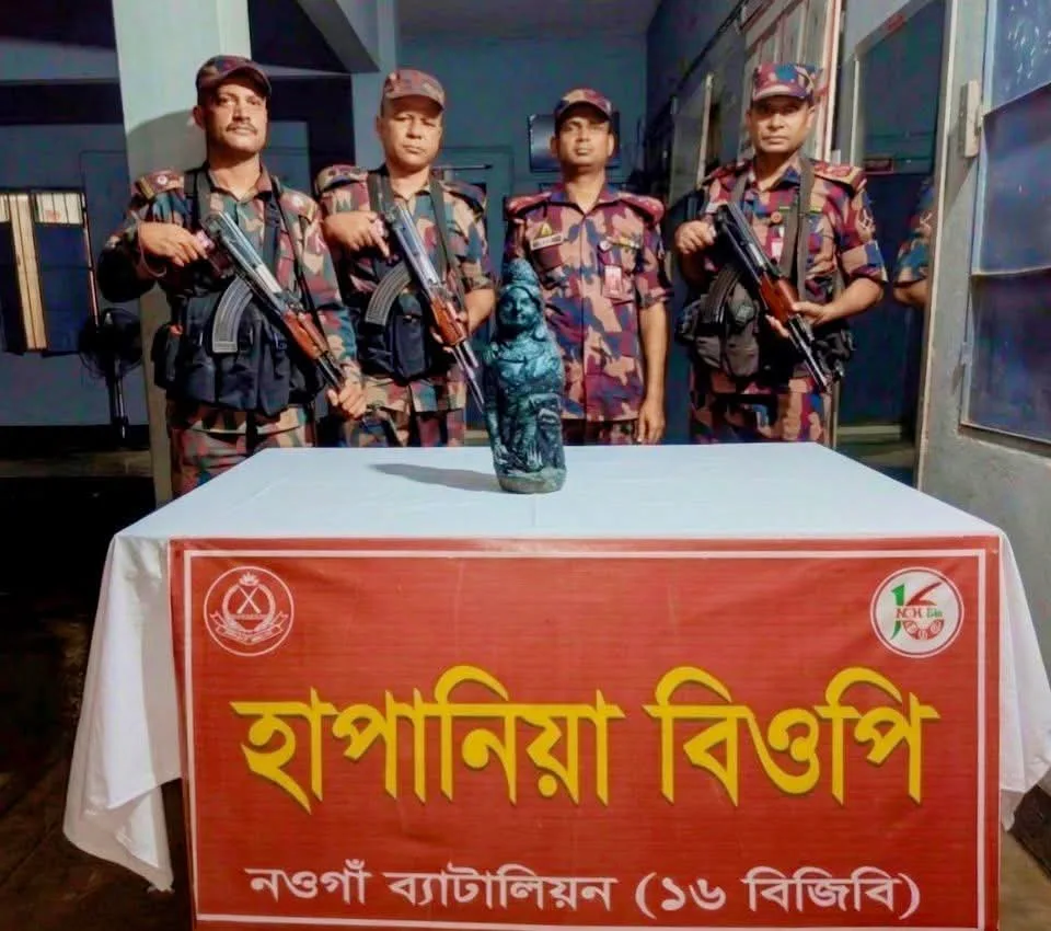 সাপাহার সীমান্তে রাধা-রানীর কষ্টিপাথরের মূর্তি উদ্ধার