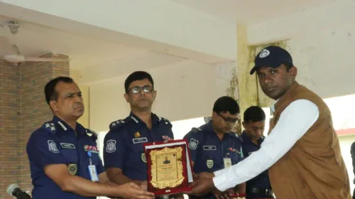 ডিআইজির হাত থেকে সেরা চোরাচালান উদ্ধারকারী অফিসারের ক্রেস্ট নিলেন মাহমুদুল হাসান