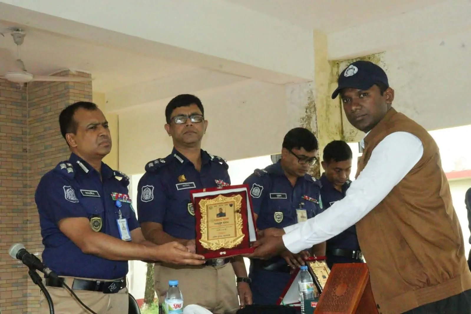ডিআইজির হাত থেকে সেরা চোরাচালান উদ্ধারকারী অফিসারের ক্রেস্ট নিলেন মাহমুদুল হাসান