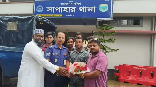 সাপাহার থানার নবাগত ওসি শাহীন রেজাকে ফুলেল শুভেচ্ছায় বরণ