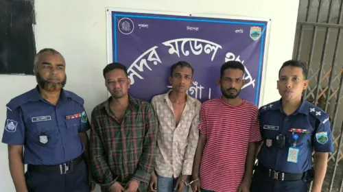 নওগাঁয় জনগণের সহায়তায় পুলিশের হাতে আটক-৩ ছিনতাইকারী