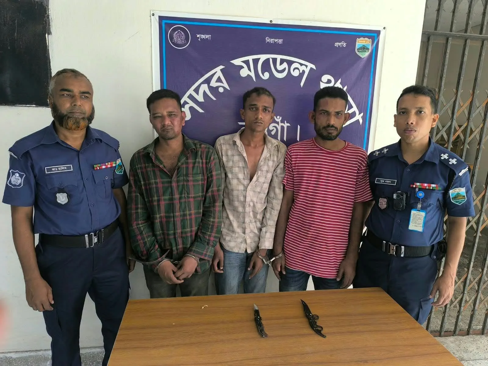 নওগাঁয় জনগণের সহায়তায় পুলিশের হাতে আটক-৩ ছিনতাইকারী