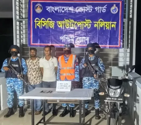 দাকোপে কোস্ট গার্ডের অভিযানে ৮১ পিচ ইয়াবা সহ দুই মাদক ব্যবসায়ী
