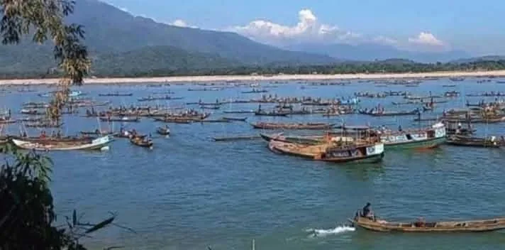 দীর্ঘদিন বন্ধ থাকায় জীবিকায় সংকট