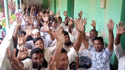 গোয়ালা ইউনিয়নে মহিলা মেম্বার পদপ্রার্থী মোসাঃ পপি আক্তার দোয়া ও সমর্থন চেয়ে আলোচনা সভা  হারুনুর রশিদ, সাপাহার (নওগাঁ)প্রতিনিধিঃ নওগাঁর সাপাহার উপজেলার ২ নং গোয়ালা ইউনিয়নের ৩, ৪ ও ৫ নং ওয়ার্ডের সংরক্ষিত মহিলা মেম্বার পদপ্রার্থী মোসাঃ পপি আক্তারের জন্য দোয়া ও সমর্থন উপলক্ষে এক আলোচনা সভা অনুষ্ঠিত হয়েছে। সভায় প্রধান অতিথি হিসেবে উপস্থিত ছিলেন সাপাহার উপজেলা বিএনপির সাংগঠনিক সম্পাদক মোঃ শফিকুল ইসলাম। এ সময় উপস্থিত ছিলেন ২ নং গোয়ালা ইউনিয়ন পরিষদের চেয়ারম্যান পদপ্রার্থী মাহমুদুল হাসান। এছাড়াও ৩, ৪ ও ৫ নং ওয়ার্ডের বিভিন্ন পর্যায়ের নেতৃবৃন্দ ও স্থানীয় নেতাকর্মীরা উপস্থিত ছিলেন। আলোচনা সভায় বক্তারা আসন্ন ইউনিয়ন পরিষদ নির্বাচনকে সামনে রেখে স্থানীয় বিভিন্ন বিষয় নিয়ে আলোচনা করেন। একই সঙ্গে সংরক্ষিত মহিলা মেম্বার পদপ্রার্থী মোসাঃ পপি আক্তারের নির্বাচনী কার্যক্রম ও স্থানীয় পর্যায়ের বিভিন্ন বিষয় নিয়েও আলোচনা করা হয়।