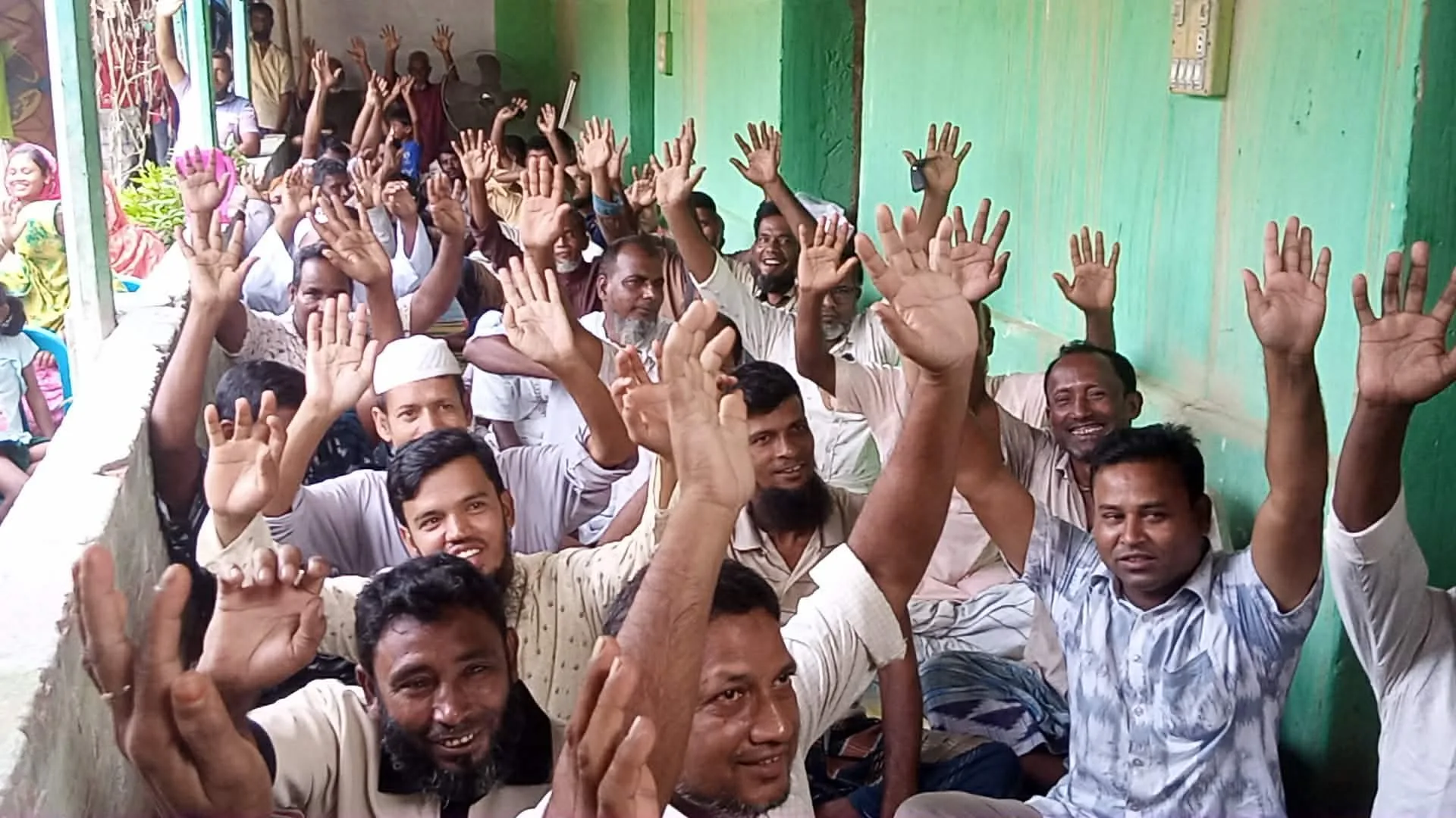 গোয়ালা ইউনিয়নে মহিলা মেম্বার পদপ্রার্থী মোসাঃ পপি আক্তার দোয়া ও সমর্থন চেয়ে আলোচনা সভা  হারুনুর রশিদ, সাপাহার (নওগাঁ)প্রতিনিধিঃ নওগাঁর সাপাহার উপজেলার ২ নং গোয়ালা ইউনিয়নের ৩, ৪ ও ৫ নং ওয়ার্ডের সংরক্ষিত মহিলা মেম্বার পদপ্রার্থী মোসাঃ পপি আক্তারের জন্য দোয়া ও সমর্থন উপলক্ষে এক আলোচনা সভা অনুষ্ঠিত হয়েছে। সভায় প্রধান অতিথি হিসেবে উপস্থিত ছিলেন সাপাহার উপজেলা বিএনপির সাংগঠনিক সম্পাদক মোঃ শফিকুল ইসলাম। এ সময় উপস্থিত ছিলেন ২ নং গোয়ালা ইউনিয়ন পরিষদের চেয়ারম্যান পদপ্রার্থী মাহমুদুল হাসান। এছাড়াও ৩, ৪ ও ৫ নং ওয়ার্ডের বিভিন্ন পর্যায়ের নেতৃবৃন্দ ও স্থানীয় নেতাকর্মীরা উপস্থিত ছিলেন। আলোচনা সভায় বক্তারা আসন্ন ইউনিয়ন পরিষদ নির্বাচনকে সামনে রেখে স্থানীয় বিভিন্ন বিষয় নিয়ে আলোচনা করেন। একই সঙ্গে সংরক্ষিত মহিলা মেম্বার পদপ্রার্থী মোসাঃ পপি আক্তারের নির্বাচনী কার্যক্রম ও স্থানীয় পর্যায়ের বিভিন্ন বিষয় নিয়েও আলোচনা করা হয়।