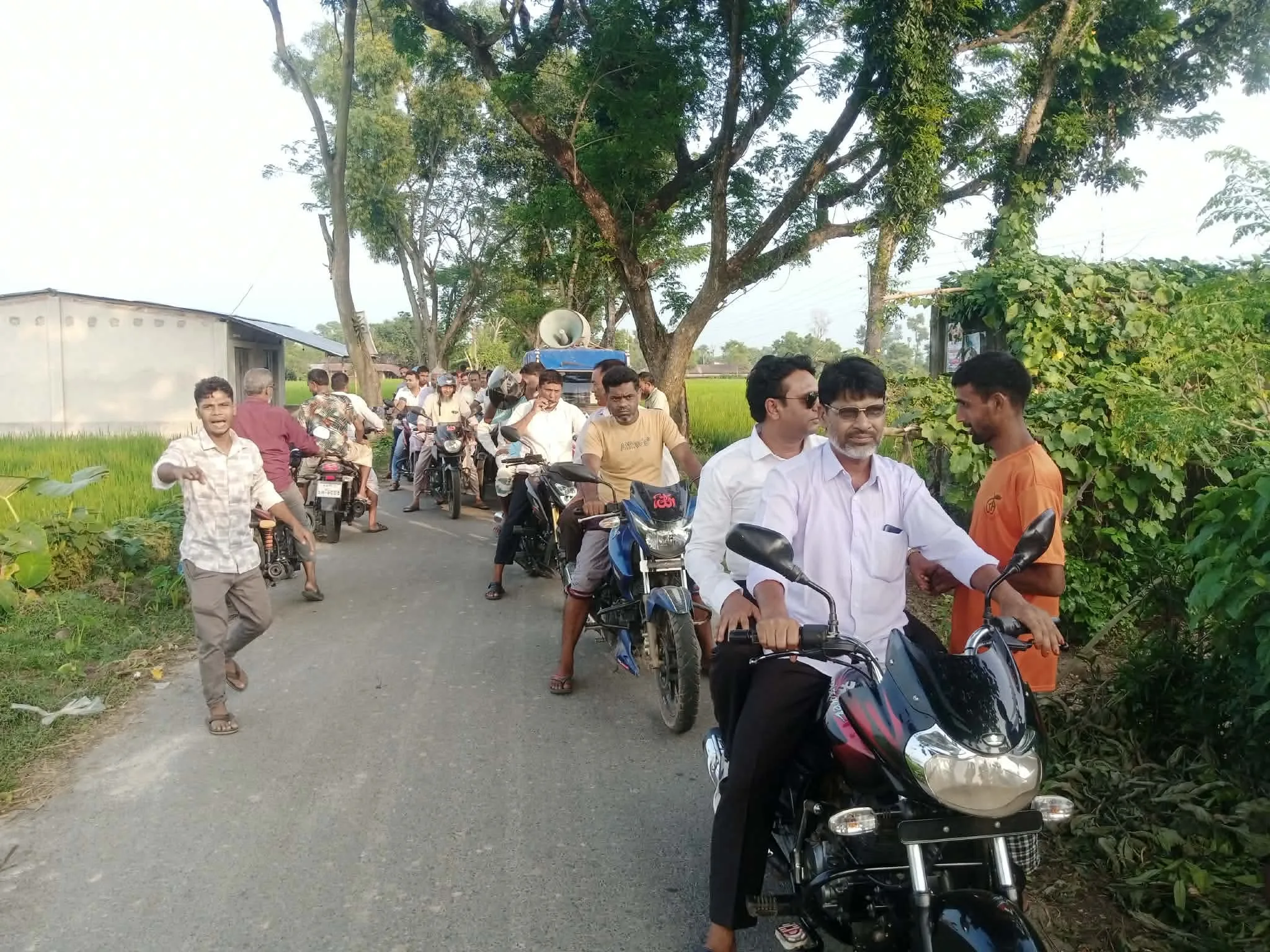 সাপাহারে চেয়ারম্যান পদপ্রার্থী মোঃ আনিসুর রহমান এর মোটর সাইকেল শোডাউন