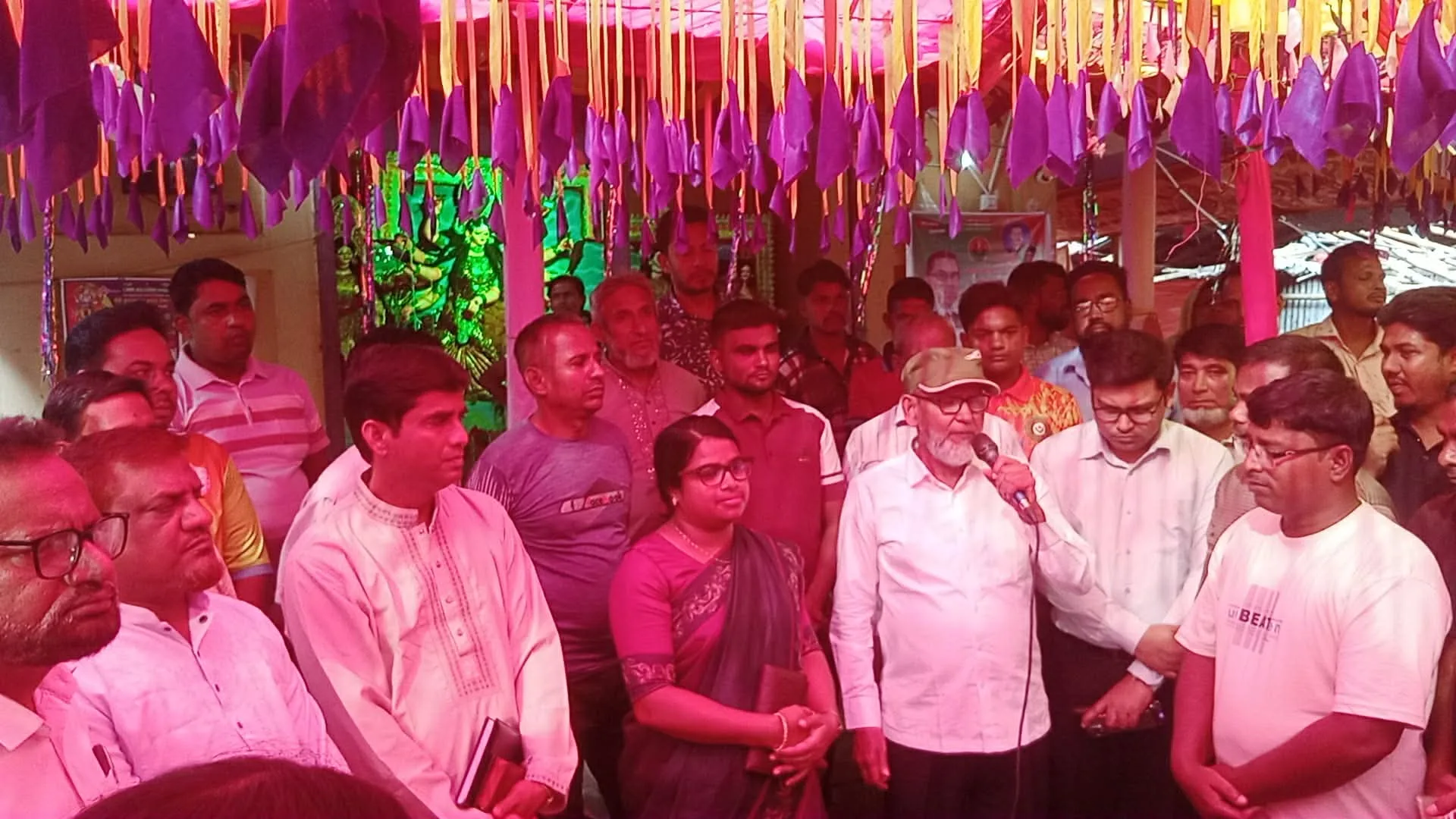 নওগাঁর সাপাহারে বিভিন্ন দুর্গামন্দির পরিদর্শন করলেন সংসদ সদস্য মোস্তাফিজুর রহমান